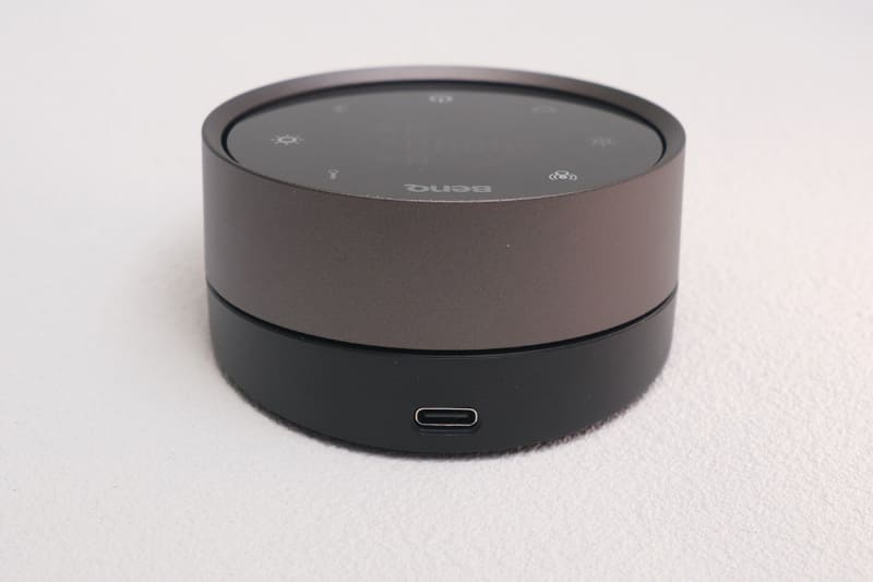 リモコンはUSBで充電可能。連続稼働時間は10時間となっている