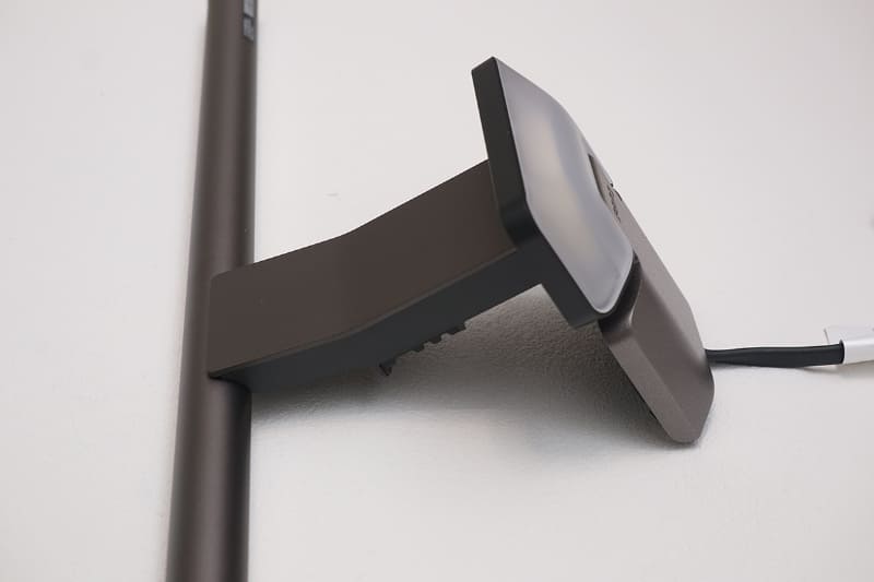 クリップ部。さまざまな厚みのモニターに対応できる