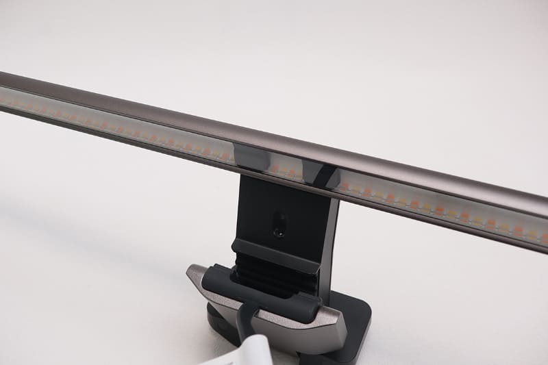 この中央のあたりが人感センサーと照度センサーか