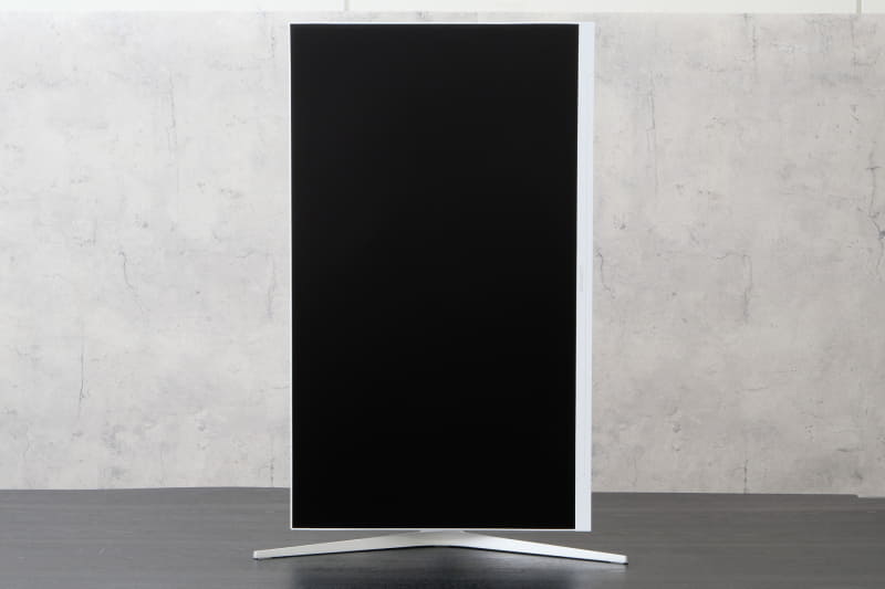 左右30度ずつのスイベル機構、左右90度のピボット機構も備える