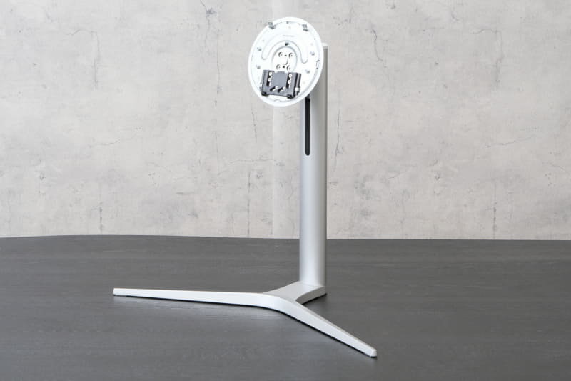 同社の他の製品でも広く採用されている高機能なY字スタンドを採用