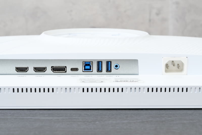 接続端子は、HDMI 2.1 2基、DisplayPort(DSC)、USB Type-C、USB 3.2 Gen 1 Type-B、USB 3.2 Gen 1 2基、ヘッドフォンジャックを用意。電源は内蔵型だ