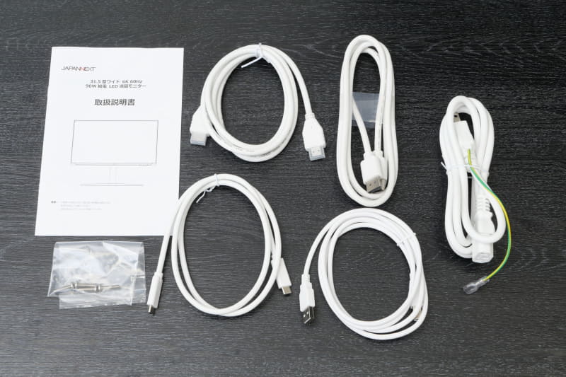 説明書などの書類、電源ケーブル、DisplayPortケーブル、HDMIケーブル、USB Type-Cケーブル、USB 3.2 Gen 1ケーブル、VESA取り付け用ネジが付属