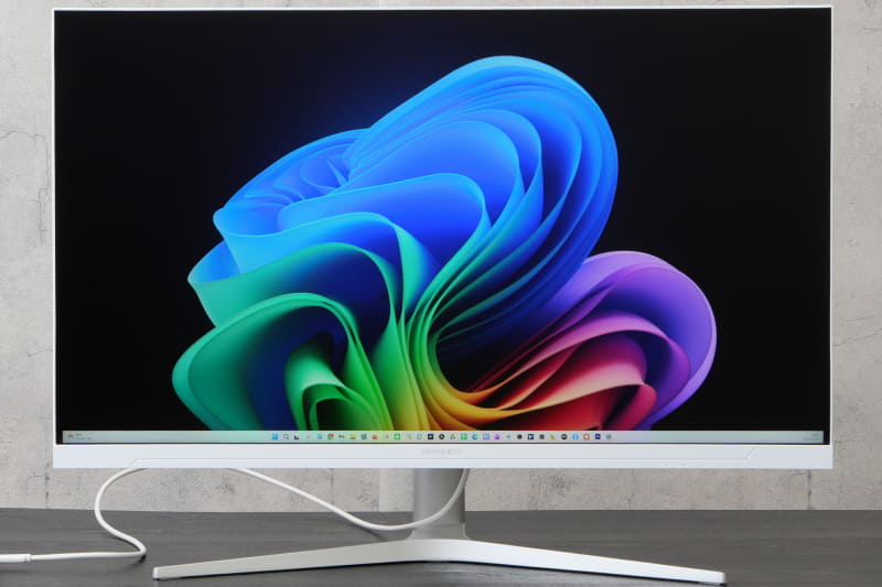 モニターは31.5型IPS液晶。表示解像度は6,016×3,384ドットと非常に高精細だ