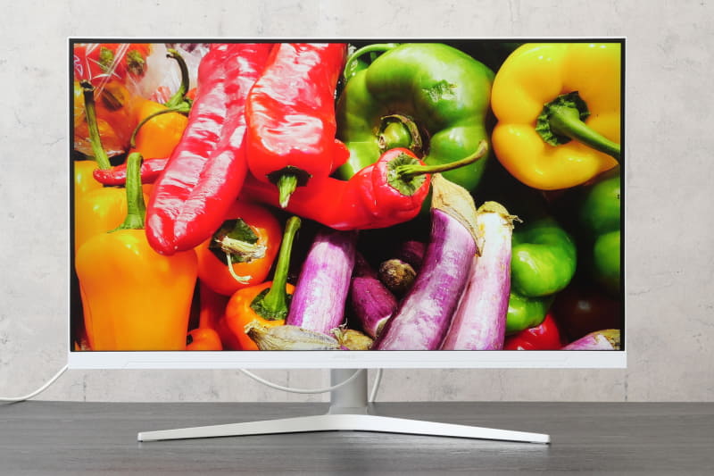 発色性能やコントラスト比は申し分なく、非常に鮮やかでメリハリのある映像を表示できるが、リフレッシュレートは最大60Hzなのでゲーミングにはあまり向かない