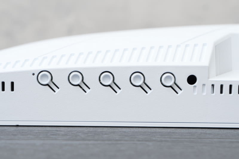 OSDの操作は底面に横に並ぶボタンを利用するため、少々扱いづらい