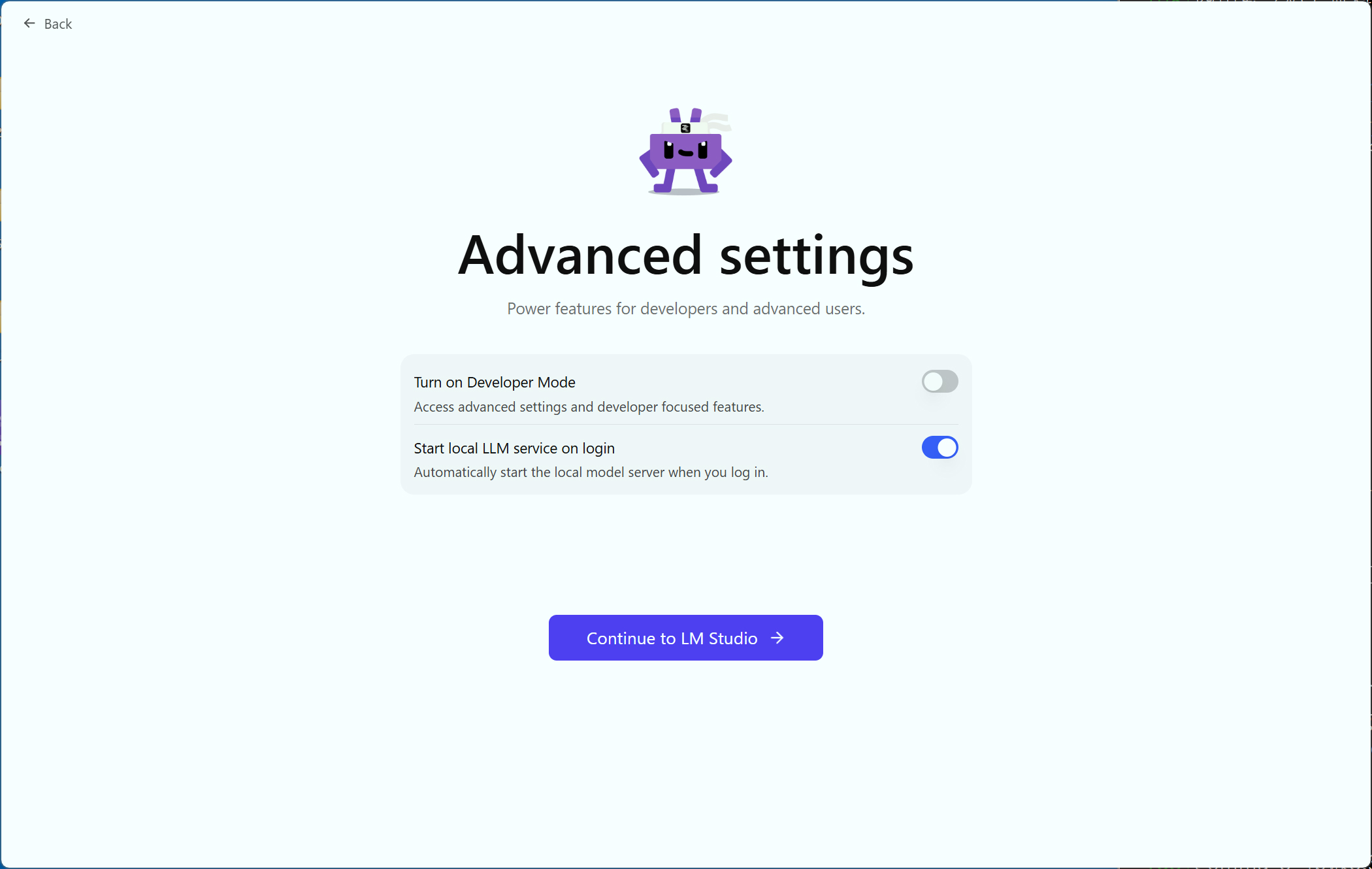 LM Studioの利用モードと、起動時の挙動を設定する画面。基本的にここは変更はせずに青い[Continue to LM Studio]ボタンをクリック