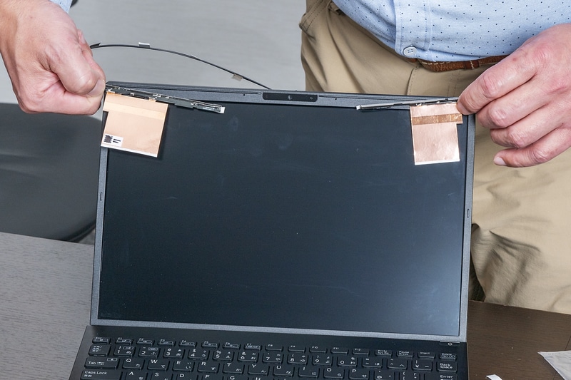 Wi-Fiのアンテナは、液晶上部に配置されている。このため、電波を遮蔽する金属が使えない