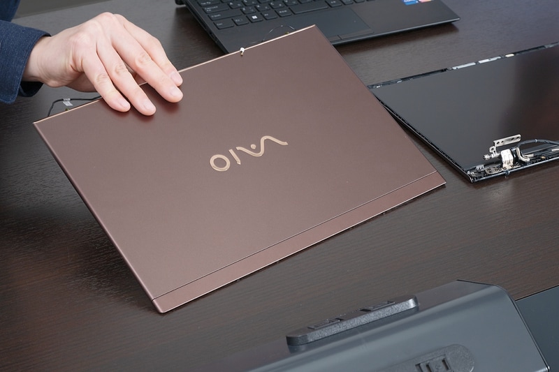 筐体が金属製でも、アンテナ部分は樹脂になっているので部品数や組み立て工程が多くなり、強度も落ち、母材が違うため塗装の色合わせも難しくなる