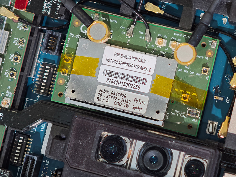 Qualcomm FastConnect 8800を搭載したシステム、アンテナが4つあることが分かる