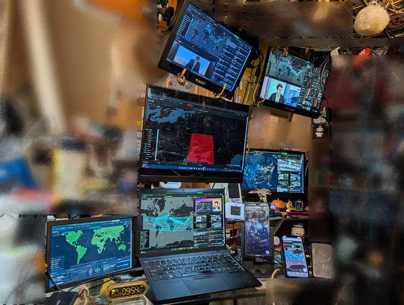 6枚のモニターと2台のスマートフォン上にすべて「World Monitor」を全画面表示させてみたところ。ぶっちゃけると、流石に常にこの状態で生活していることはないが、リアルなところでは、これらのうち2枚のモニターは特にやることがないので、最近は「World Monitor」を開いて放置していることが多い