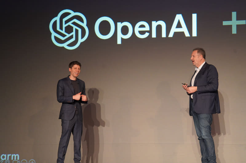左がOpenAI CEO サム・アルトマン氏、右はArm CEO レネ・ハース氏(昨年ソフトバンクが行なった会見で撮影)