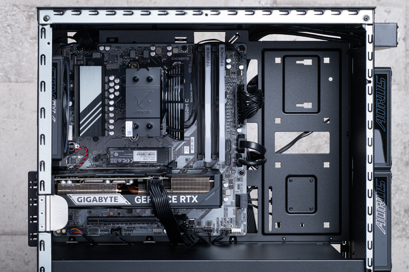 メモリ32GB、ストレージ1TBで、マザーボードはB850チップセット