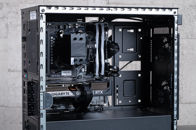 空きメモリスロットやM.2スロット、SATA SSDなどを取り付けるスペースにもアクセスしやすい