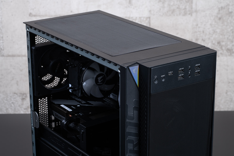 前面と天板はメッシュで通風性を確保