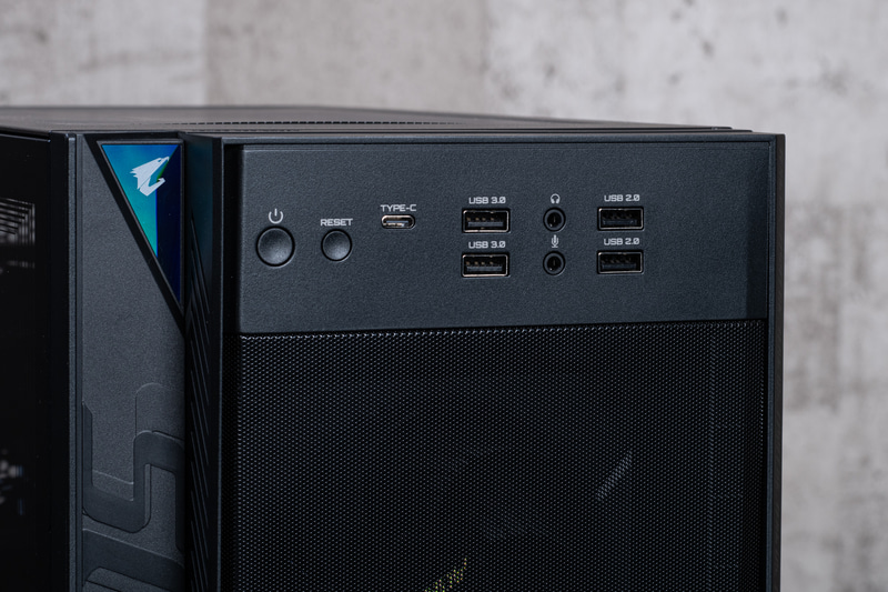 USB Type-C、Type-Aにヘッドフォン・マイク端子などを配置した前面ポート