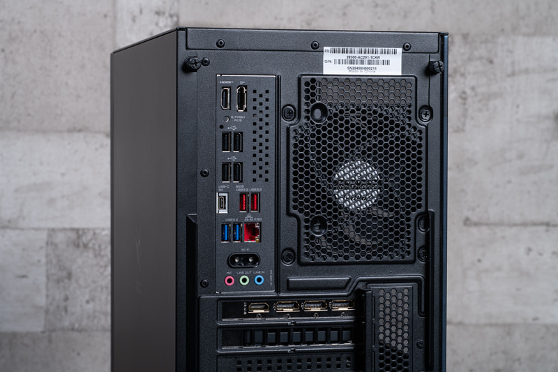 背面には9基のUSBポートを始め、充実のインターフェイスを備える