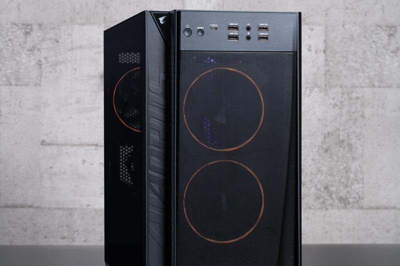 メッシュの奥に前面のファン2基が透けて見える