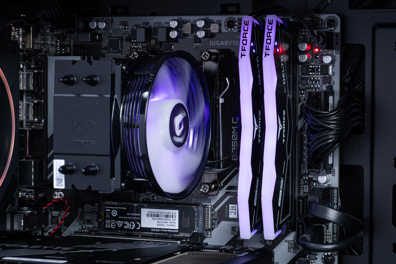 タワー型の空冷CPUクーラーやメモリモジュールもアドレサブルRGB LEDを搭載