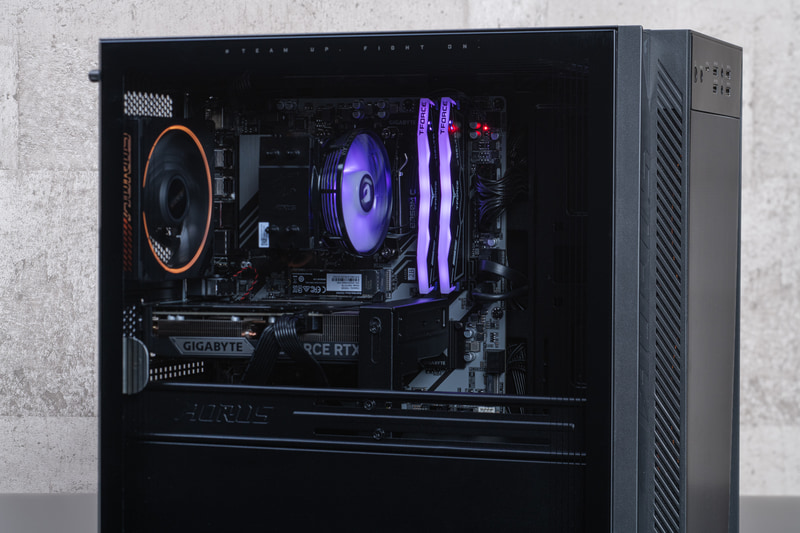 側面はクリアパネルで内部の美しいライティングを見通せる