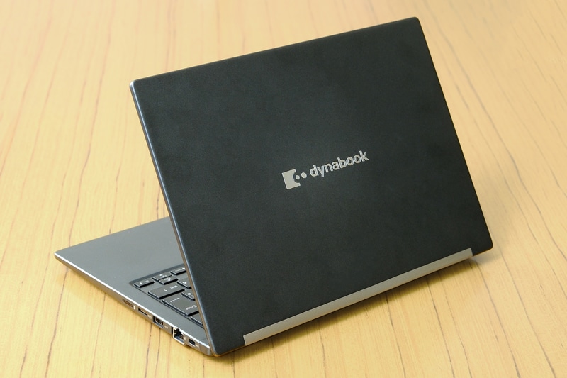 ビジネスシーンになじむ落ち着いたデザイン