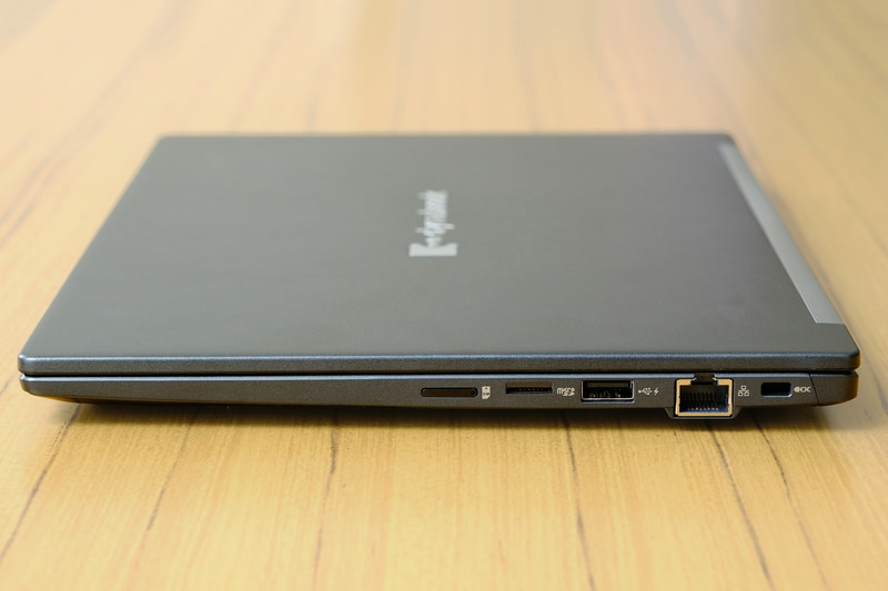 右側面にSIMカードスロット(オプション)、microSDカードスロット、USB 3.2 Gen 1 Type-A、Gigabit Ethernet、