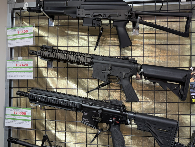 目当ての超高級「CO2ガスブローバックガン」。高精度化とリコイル強化を目的としたカスタムが施されている。