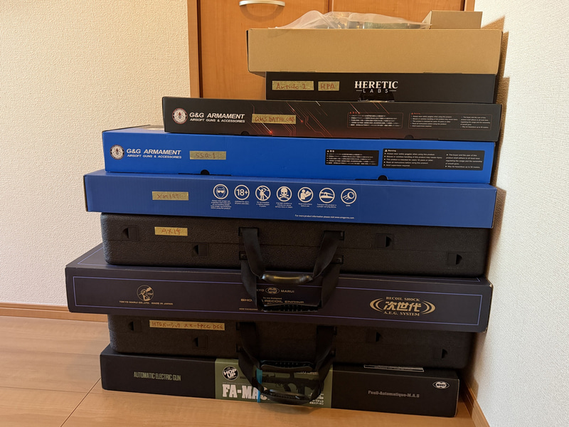 下取りに出す愛銃の数々。パッケージが大きいため宅配便では送料がかさむ。今回はすべて車で持ち込んだ