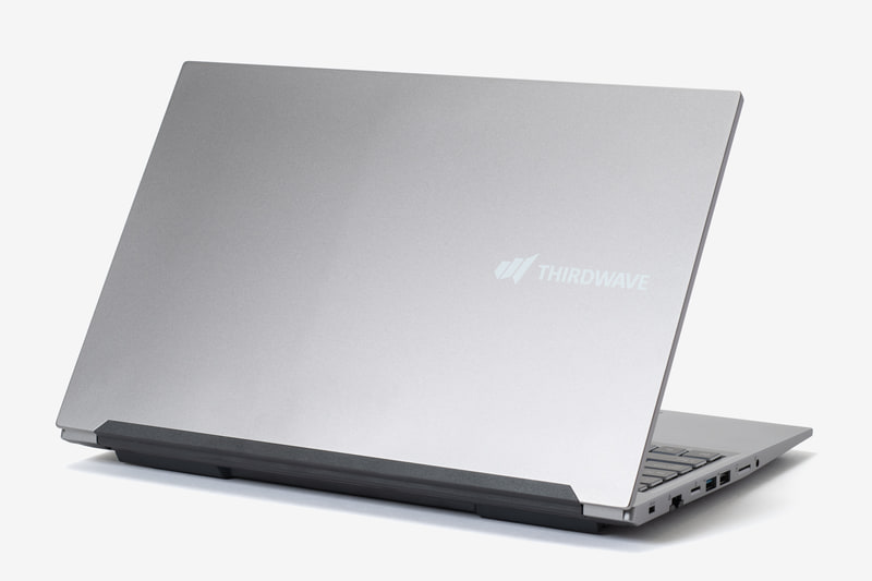 でオフィスやカフェなど、どこで使っても違和感のないシンプルで洗練されたデザイン