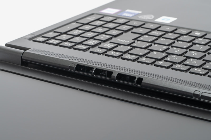 熱風が手に当たりにくいように配置された排気口