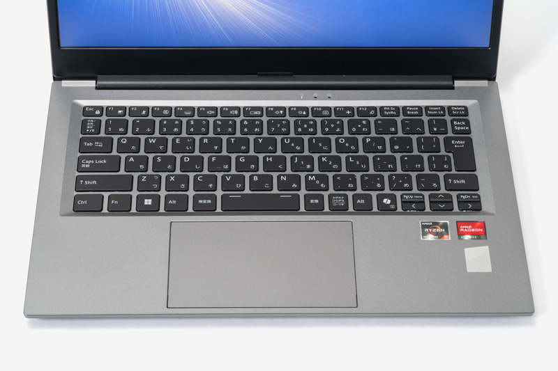 14型でもタッチパッドは広々としており、キーレイアウトもオーソドックスで使いやすい