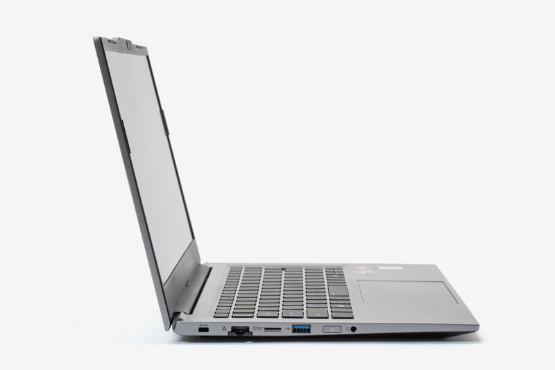 USBポート4つに有線LAN、microSDカードスロットなど豊富なインターフェイス