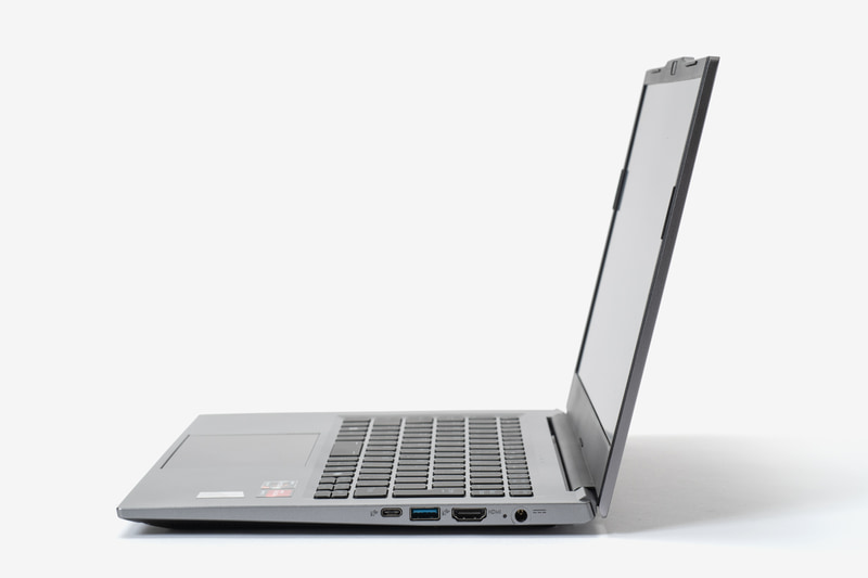 USBポート4つに有線LAN、microSDカードスロットなど豊富なインターフェイス