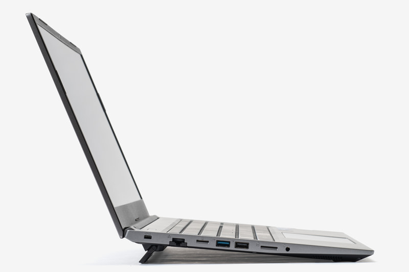 スタンドを立てることでキータイプや画面の視認が楽になり、吸気効率も高まる