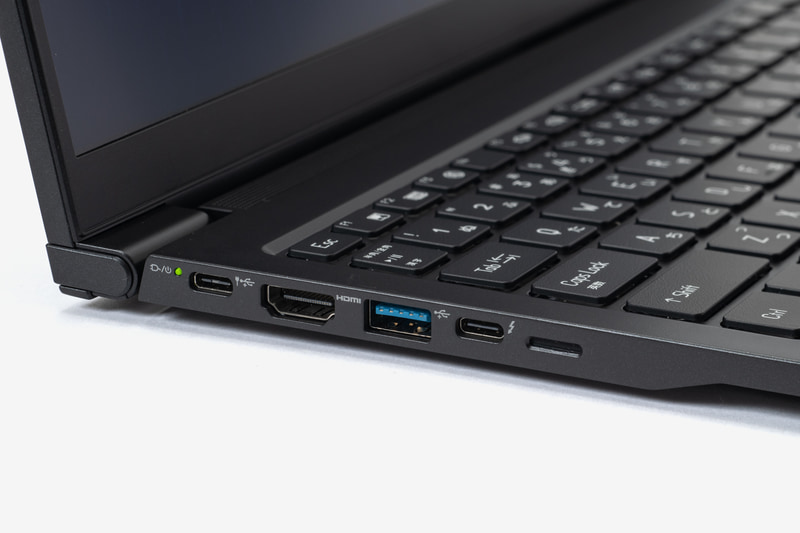 左側面の右側にあるType-C形状のポートがThunderbolt 4