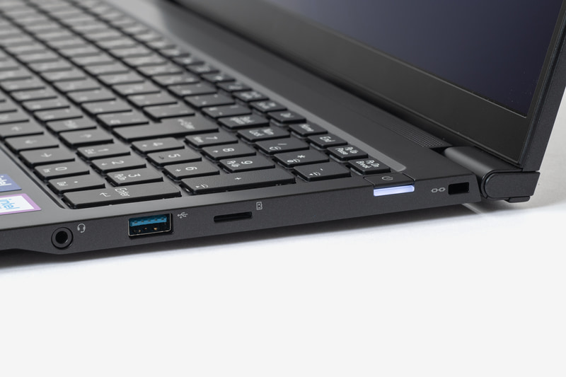 左側面の右側にあるType-C形状のポートがThunderbolt 4