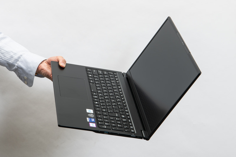 16型でも重量は約1.4kgと軽量。持ち運びもそれほど苦労しない