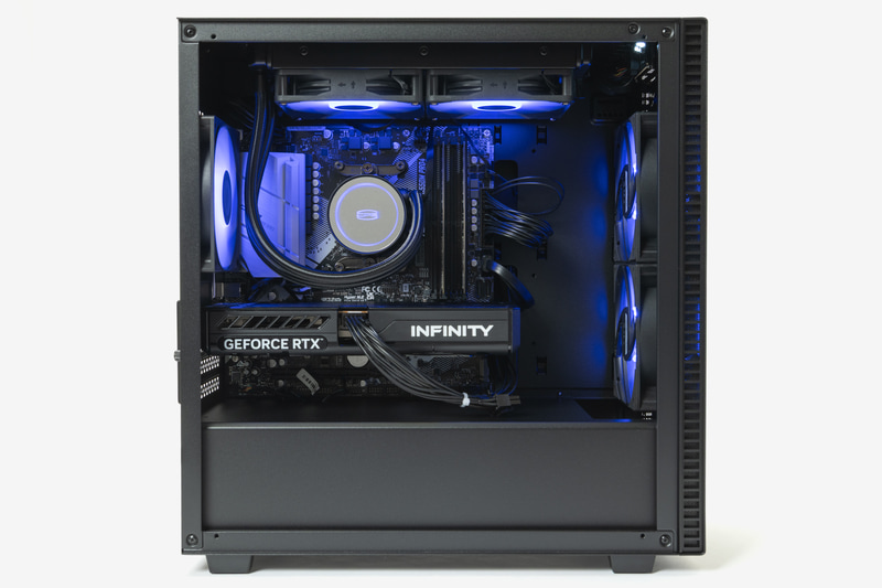 LED付きケースファンと簡易水冷システムの冷却ファンの計5つが光る