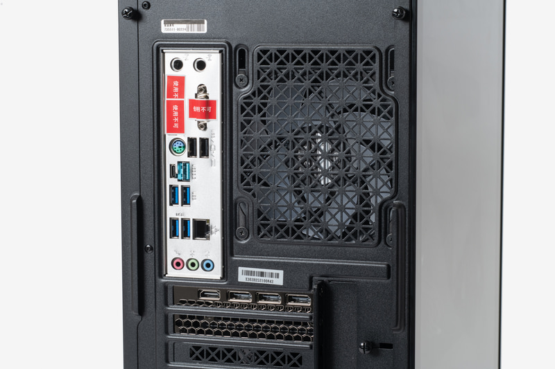 デスクトップPCらしい豊富なインターフェイスを装備