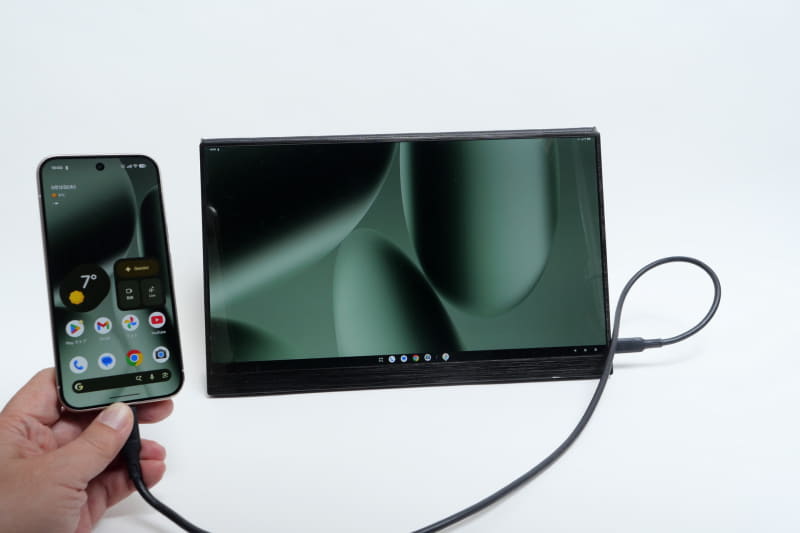 手持ちのフルHDモバイルモニターを接続すると、Pixel 10 Proからの給電だけでフルHD表示が問題なく行なえた。ただ、輝度を上げると表示できなくなったので、モニターへの給電は不可欠だ