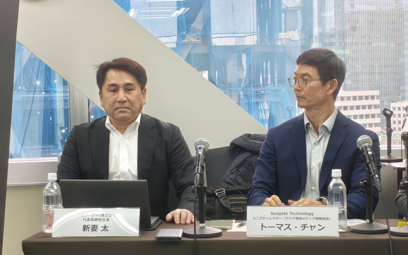 左: 新妻太氏、右: トーマス・チャン氏