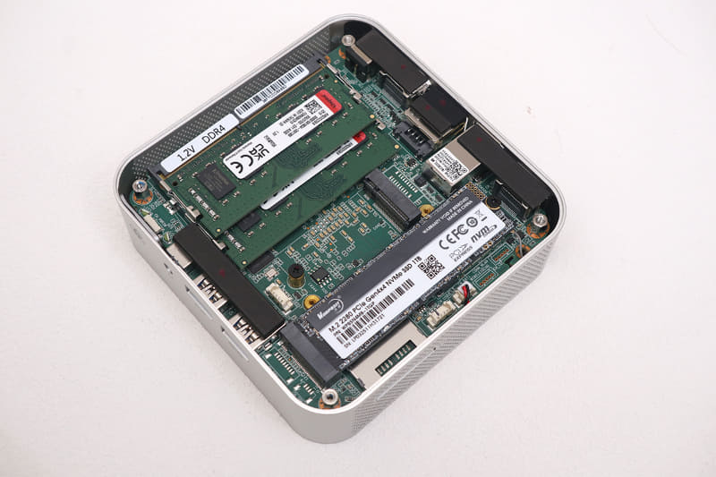 中央にM.2 2242スロットを1基搭載し、SATA SSDを増設可能