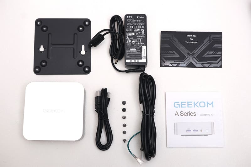 付属品一式。VESAマウンタも付属しており、ホールが空いているようなモニターでは本体をモニターと一体化できる