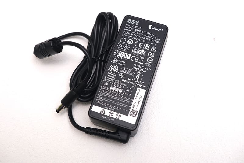 ACアダプタは65Wタイプ。いっそUSB PD駆動にしてほしかったというのが本音