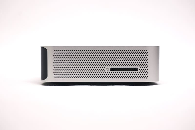 左側面にSDカードスロットを搭載しており、便利だ