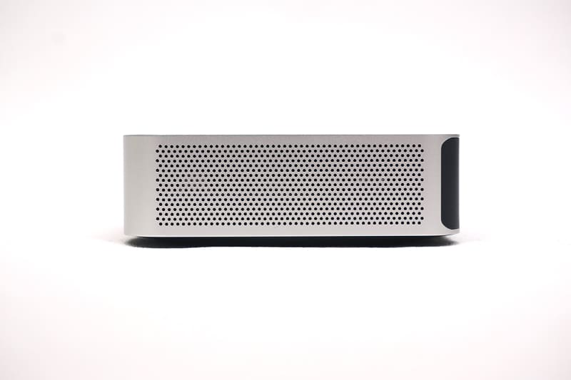 本体右側面は吸気口のみ