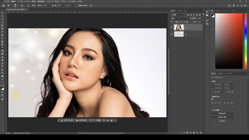 背景部分をドラッグして背景を消していきます。髪の毛部分など細かな部分もきれいに消すことができます。この時「許容値」を大きくしすぎると背景だけでなく髪の毛や人物なども消えるので注意が必要です