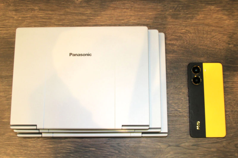 下から順にFC7、NC7、SC7を重ねたサイズ比較。手前からの撮影であることや遠近感によりズレて見えるが、上辺は合わせている。右はサイズ比較のためのPOCO X7 Pro