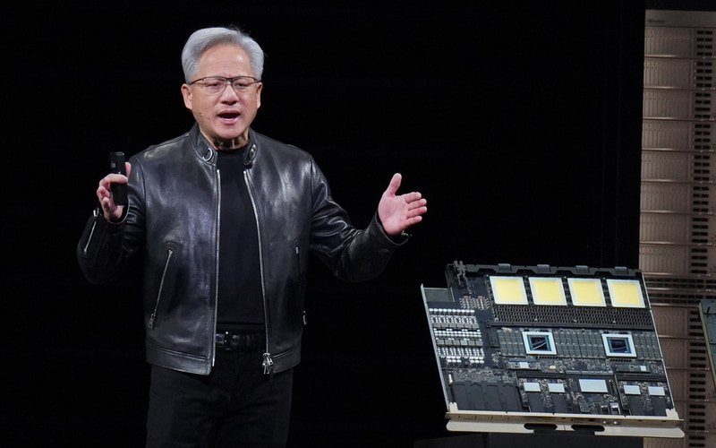 Vera Rubin Ultraを搭載したブレードを紹介するNVIDIA CEO ジェンスン・フアン氏