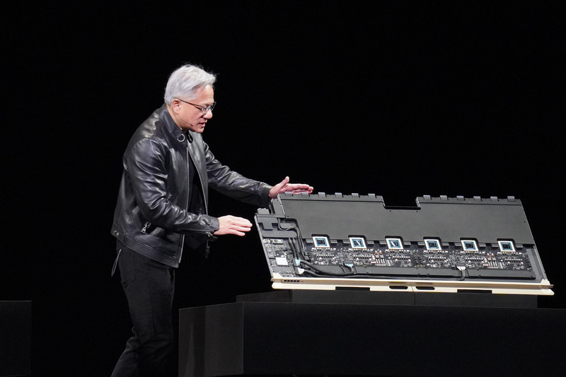 Vera Rubin NVL144用のブレード、NVLink 7と見られるスイッチが6つ搭載されている